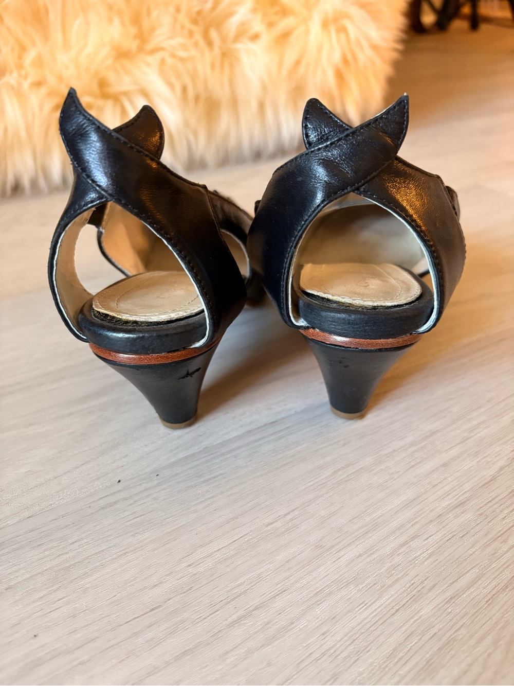 Unique Coupleof black leather dress shoes. - Picture 4 of 10
